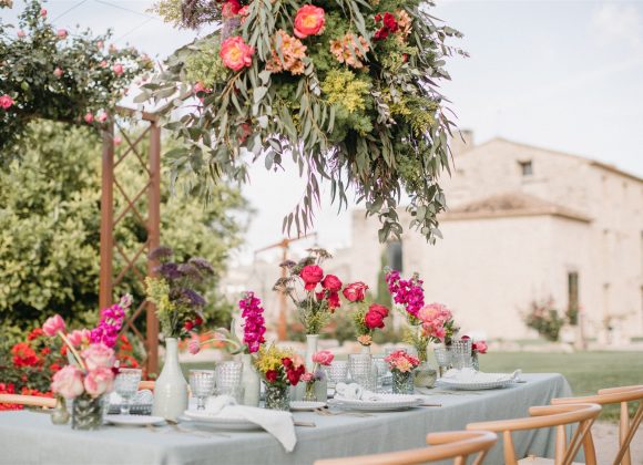 Cuatro estilos florales para mesas de boda de verano que te enamorarán