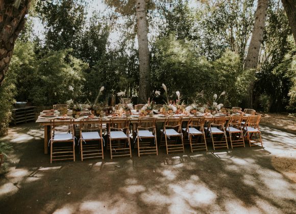 Decoración floral de mesa para boda íntima en No se donde un lugar poco común